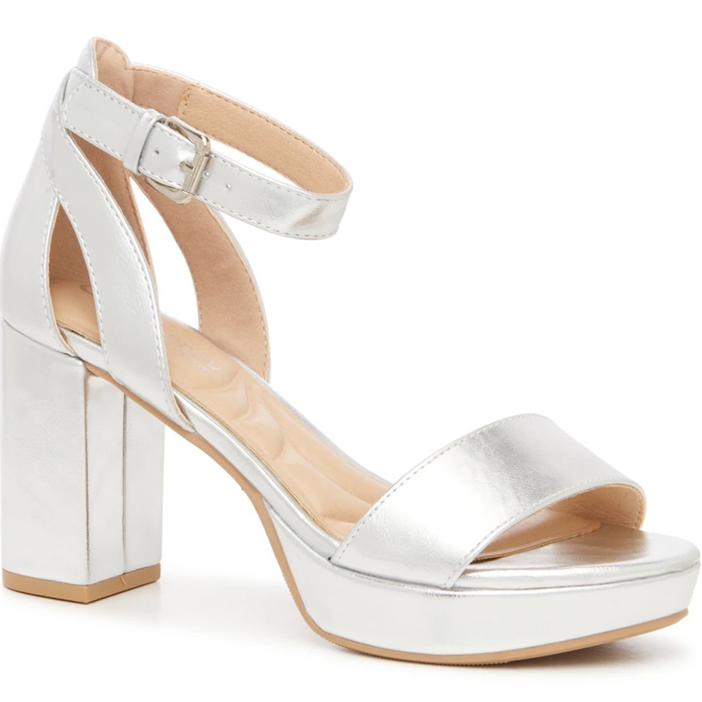 NWT Silver Platform Chinese Laundry Heels